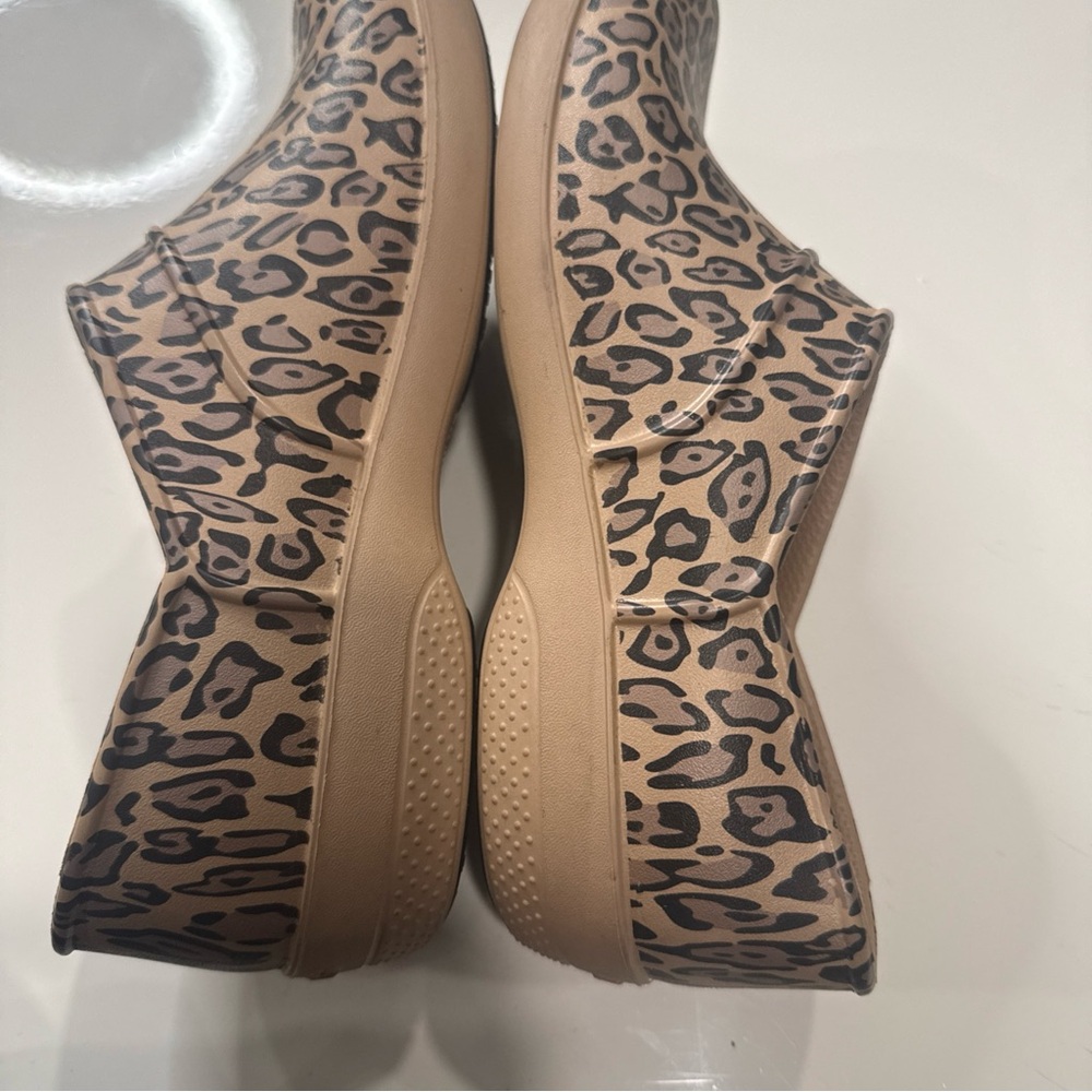 Women's Crocs At Work Neria Leopard Clogs Slip Resistant Shoes Sz 8 A050126 - Picture 3 of 5